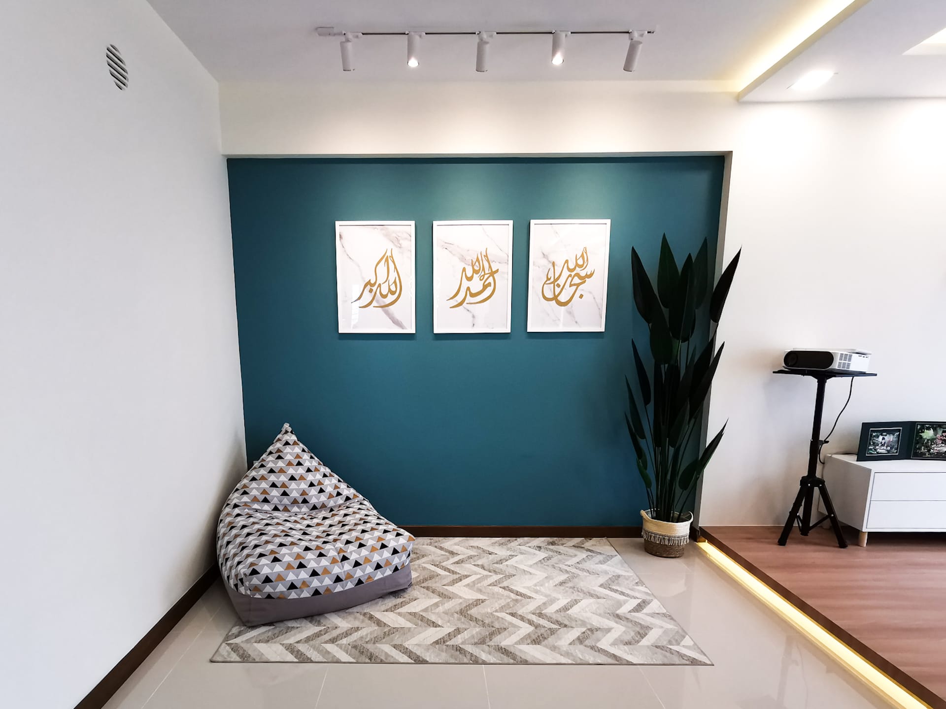 875B Tampines GreenCourt HDB BTO flat with glass partition kitchen and breakfast bar counter